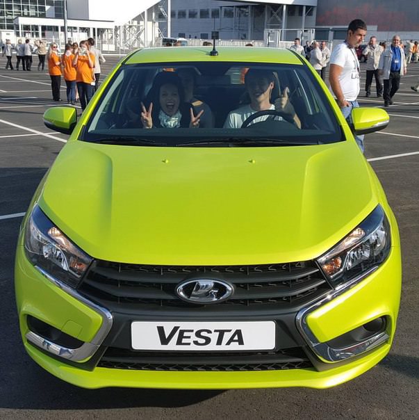 Фото Лады Весты в цвете Лайм