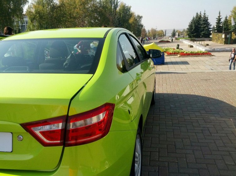 Фото Лады Весты в цвете Лайм