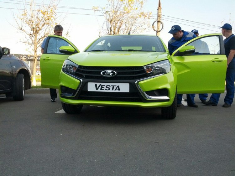 Фото Лады Весты в цвете Лайм