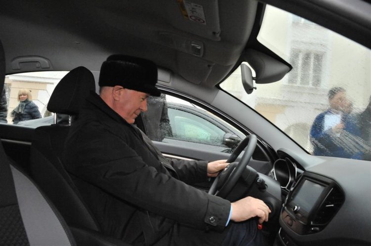 Губернатор продаст БМВ и Ауди и закупит новые Весты