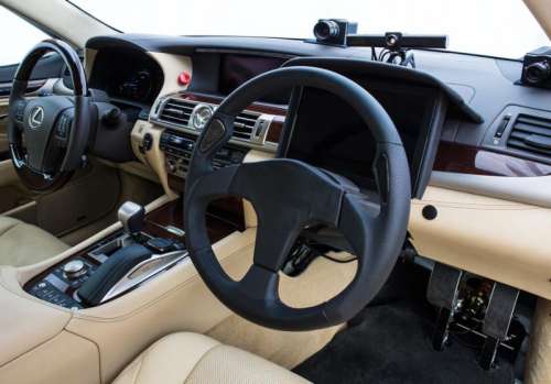 Toyota показала беспилотный автомобиль с 2 рулями