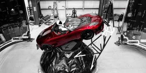 Запущенный в космос родстер Tesla отнесли к спутникам