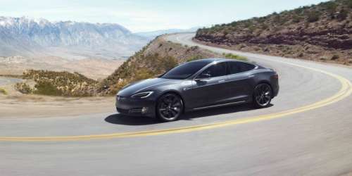 Tesla Model S пролетел 30 м после превышения скорости