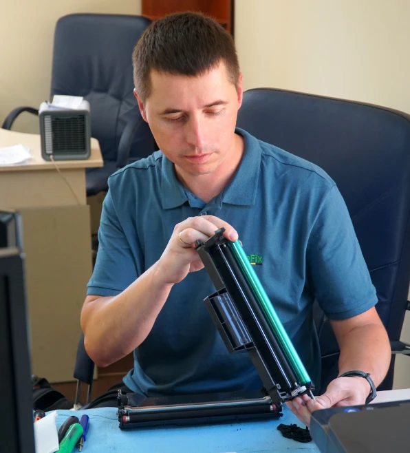 тестирует лазерный картридж