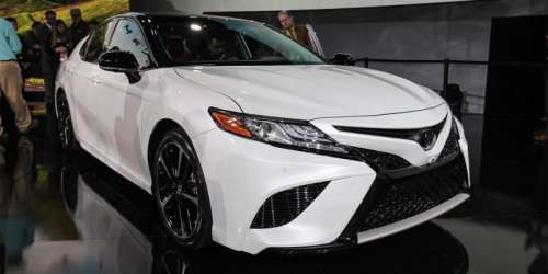 Toyota Camry новой генерации показало на публику