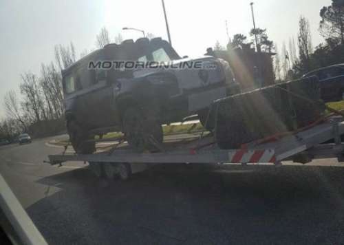 Папарацци «словили» новенькую машину Mercedes