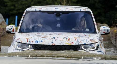 Новый Land Rover Discovery 2017 показался на свежих фото