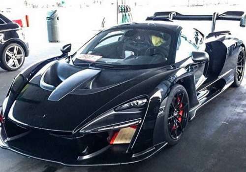 Сверхмощный McLaren Senna попался на заправке
