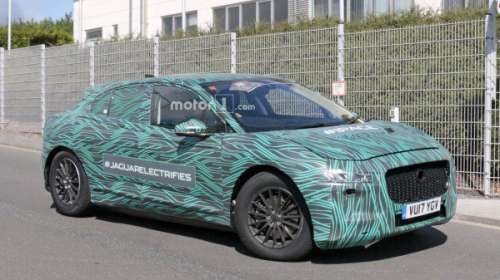 Появились снимки салона товарного варианта электронного кросса Jaguar I-Pace