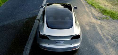 Бюджетному электрокару Tesla предоставят крышу с солнечными аккумуляторами